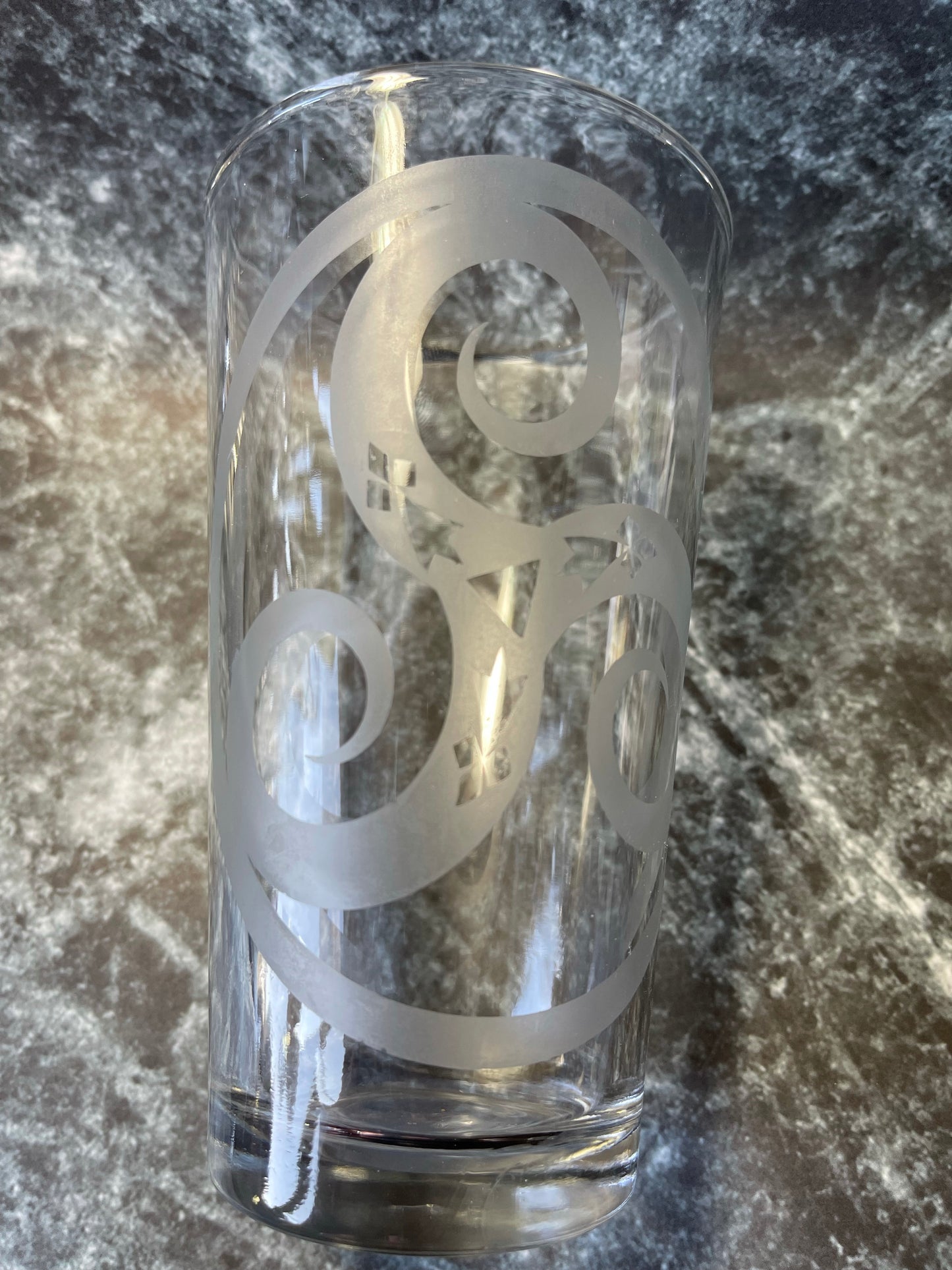 Celtic circle etched beer glass